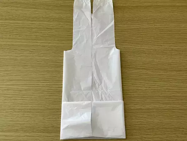 「三角折りよりコンパクト！」　ビニール袋を四角折りにする方法が？