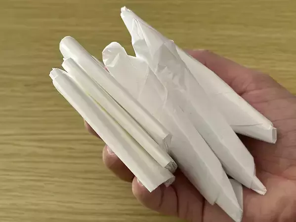 「三角折りよりコンパクト！」　ビニール袋を四角折りにする方法が？