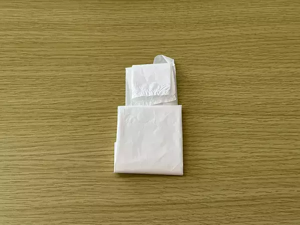 「三角折りよりコンパクト！」　ビニール袋を四角折りにする方法が？