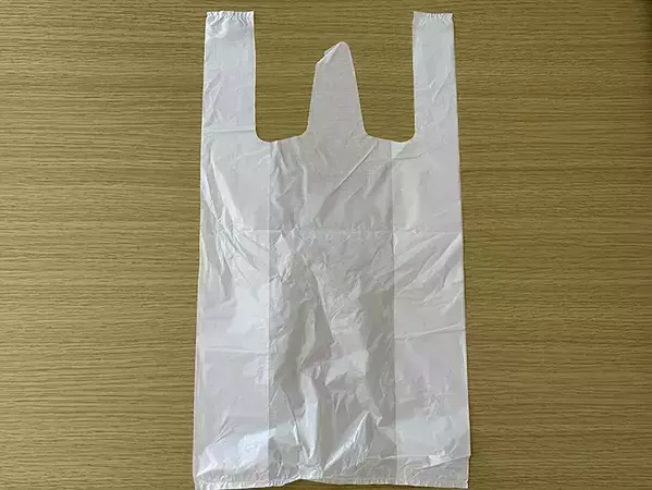 「三角折りよりコンパクト！」　ビニール袋を四角折りにする方法が？