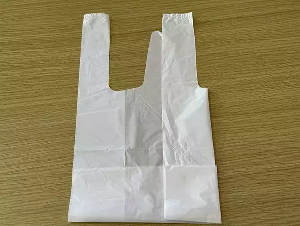 「三角折りよりコンパクト！」　ビニール袋を四角折りにする方法が？