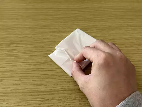 「三角折りよりコンパクト！」　ビニール袋を四角折りにする方法が？