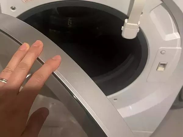 100均商品の『じゃない使い方』　ストッパーを洗濯機に貼るだけで…「こんな方法があったとは」「賢い！」