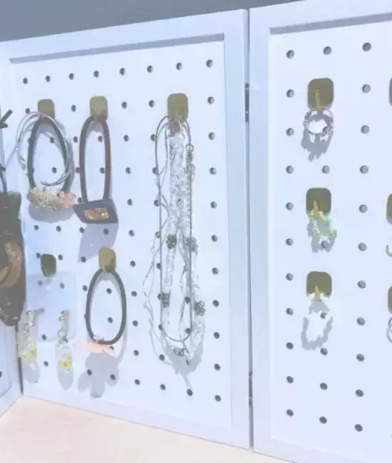 「こんな形、初めて見た！」　100均で見つけた『変形フック』の活用法