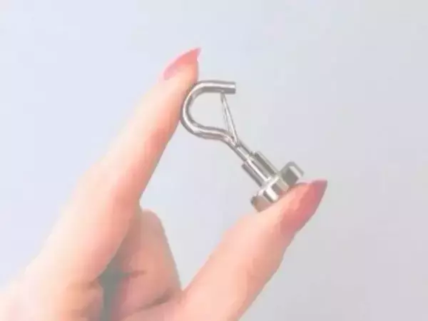 「こんな形、初めて見た！」　100均で見つけた『変形フック』の活用法