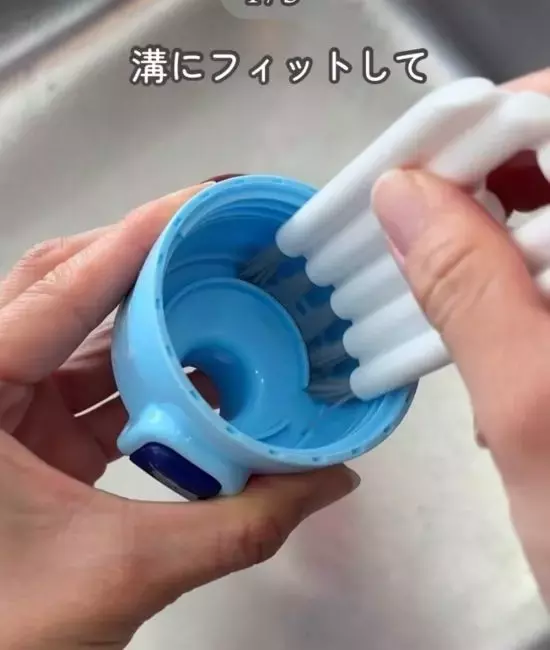水筒の蓋の溝に『スポッ』　100円のおすすめブラシに「毎回イライラしてた…」