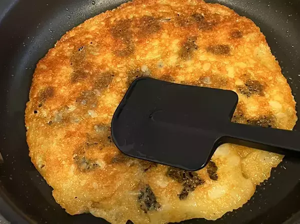 【フライパン1つ】切り餅とチーズを一緒に焼いてみて！　簡単レシピに「毎回、これで食べたい！」