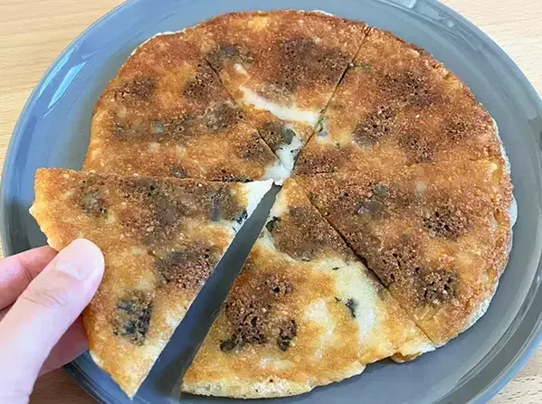 【フライパン1つ】切り餅とチーズを一緒に焼いてみて！　簡単レシピに「毎回、これで食べたい！」