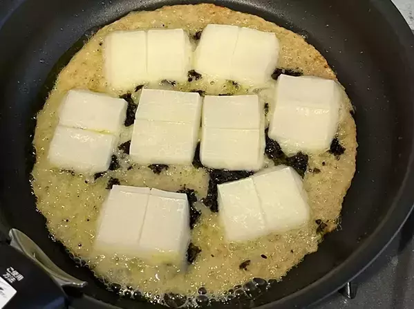 【フライパン1つ】切り餅とチーズを一緒に焼いてみて！　簡単レシピに「毎回、これで食べたい！」