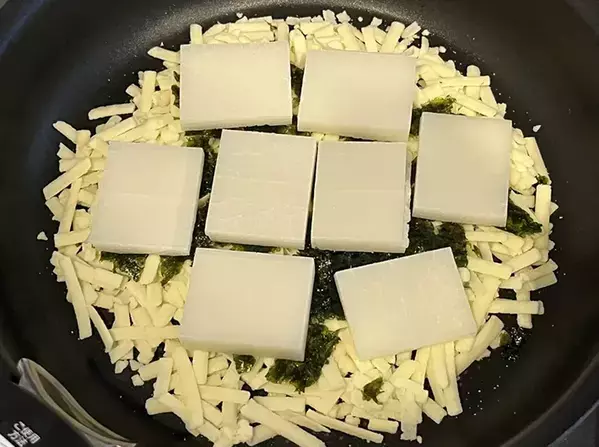 【フライパン1つ】切り餅とチーズを一緒に焼いてみて！　簡単レシピに「毎回、これで食べたい！」