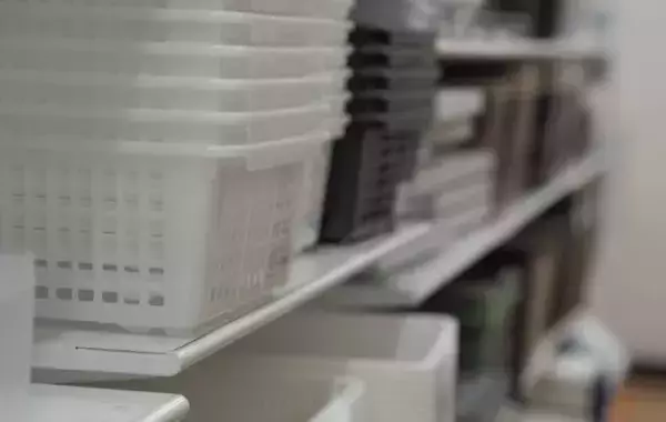 セリアのスタンドを2つ重ねて？　まさかの使い道に「即買いに行く」「賢い」【収納テク4選】