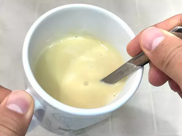 牛乳と一緒に温めたのは…？　簡単に作れるホットドリンクに「やさしい甘さ！」