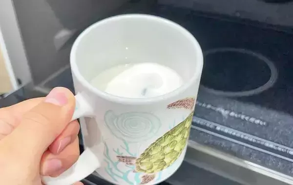 牛乳と一緒に温めたのは…？　簡単に作れるホットドリンクに「やさしい甘さ！」