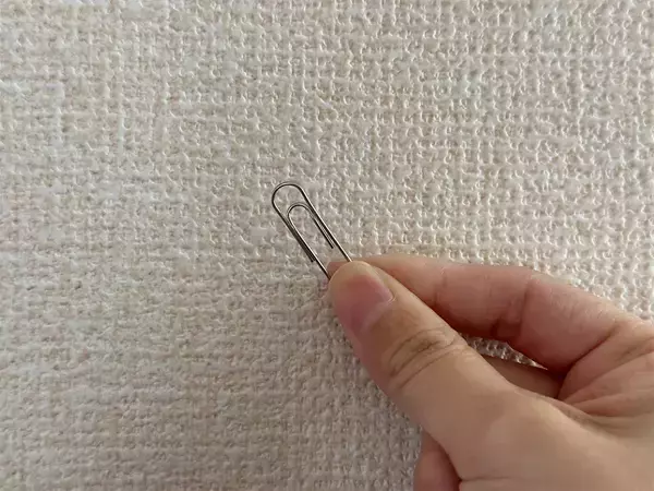 壁に穴は開けません！　写真や絵を飾る方法に「この手があったか…」