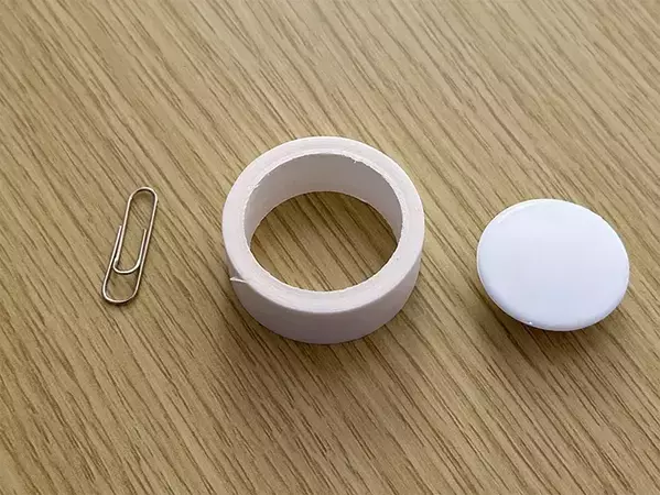 壁に穴は開けません！　写真や絵を飾る方法に「この手があったか…」