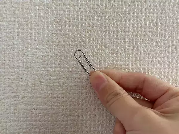 壁に穴は開けません！　写真や絵を飾る方法に「この手があったか…」