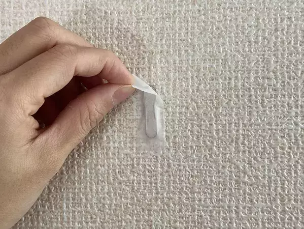 壁に穴は開けません！　写真や絵を飾る方法に「この手があったか…」