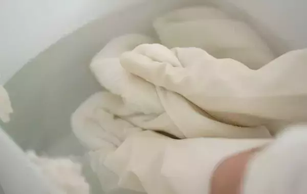 手でむしると、またできちゃう！？　ニットの毛玉を簡単に防ぐ方法【洗濯のプロ直伝】