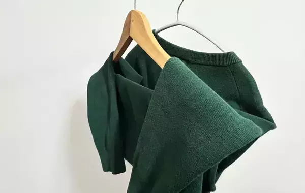 ニットをどうしてもハンガーで干したい時は？　プロが教える対処法に「伸びにくい」