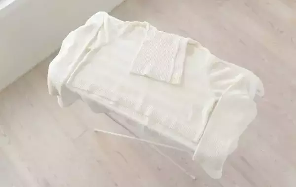 ニットをどうしてもハンガーで干したい時は？　プロが教える対処法に「伸びにくい」