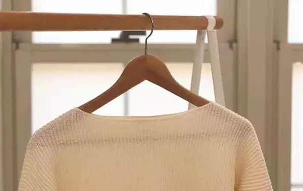 ニットをどうしてもハンガーで干したい時は？　プロが教える対処法に「伸びにくい」