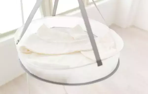 ニットをどうしてもハンガーで干したい時は？　プロが教える対処法に「伸びにくい」