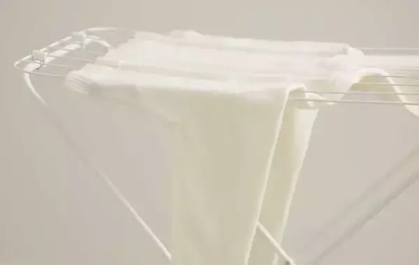 ニットをどうしてもハンガーで干したい時は？　プロが教える対処法に「伸びにくい」