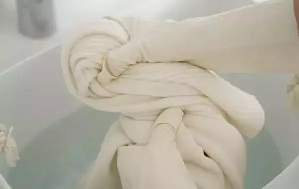 「普通に洗っただけなのに…」　ニットが縮む人に共通する『3つNG』とは？