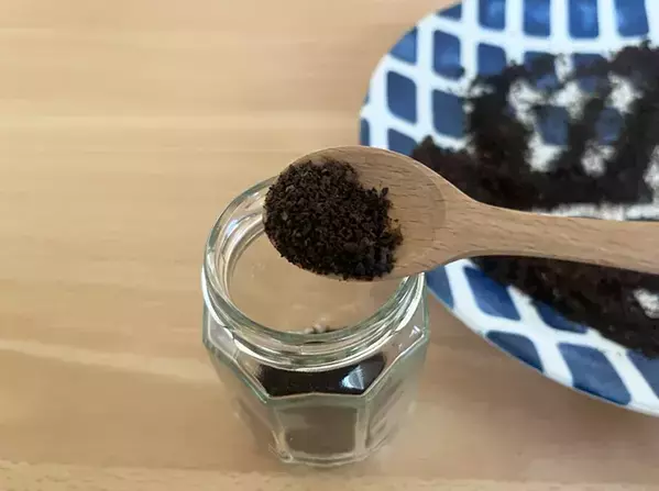 コーヒー飲む時、もう捨てません！　抽出後の粉を空き瓶に入れたら…【意外な活用法】