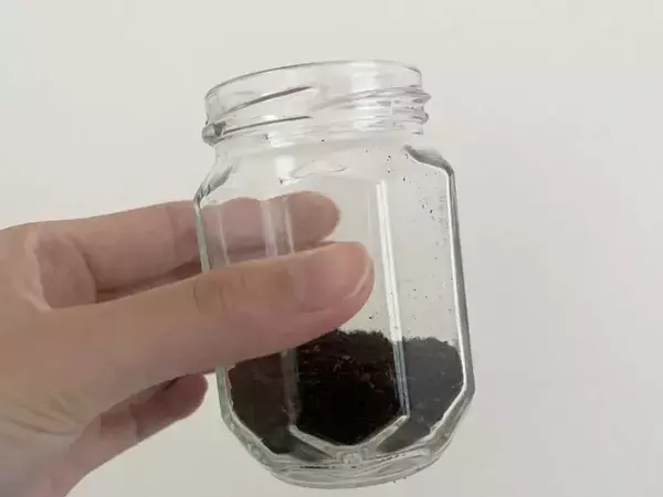 コーヒー飲む時、もう捨てません！　抽出後の粉を空き瓶に入れたら…【意外な活用法】