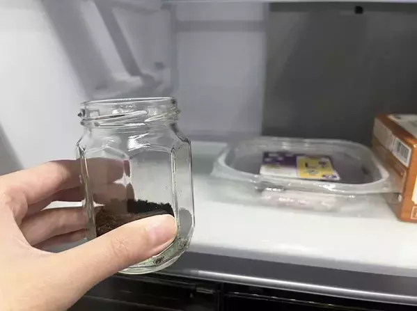 コーヒー飲む時、もう捨てません！　抽出後の粉を空き瓶に入れたら…【意外な活用法】