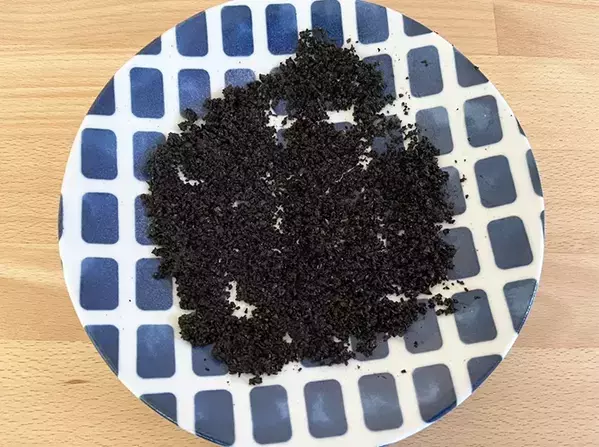 コーヒー飲む時、もう捨てません！　抽出後の粉を空き瓶に入れたら…【意外な活用法】