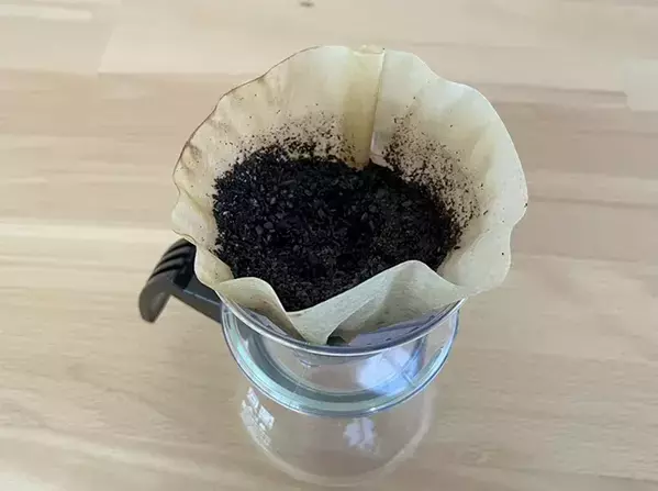 コーヒー飲む時、もう捨てません！　抽出後の粉を空き瓶に入れたら…【意外な活用法】