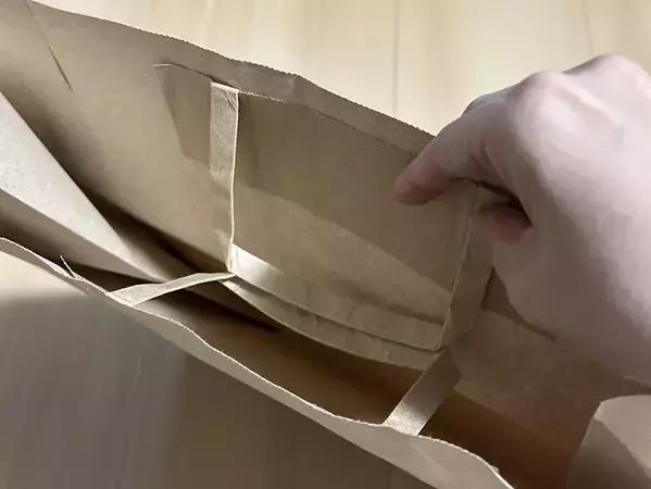 何かとかさばる紙袋　コンパクトに畳む方法に「これは便利」