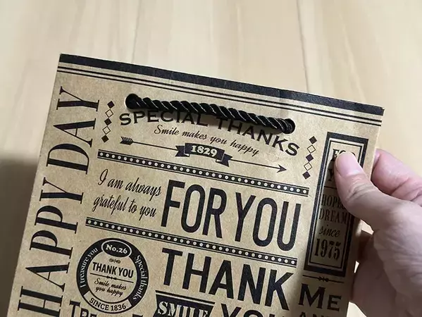 何かとかさばる紙袋　コンパクトに畳む方法に「これは便利」