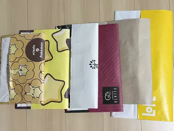 何かとかさばる紙袋　コンパクトに畳む方法に「これは便利」