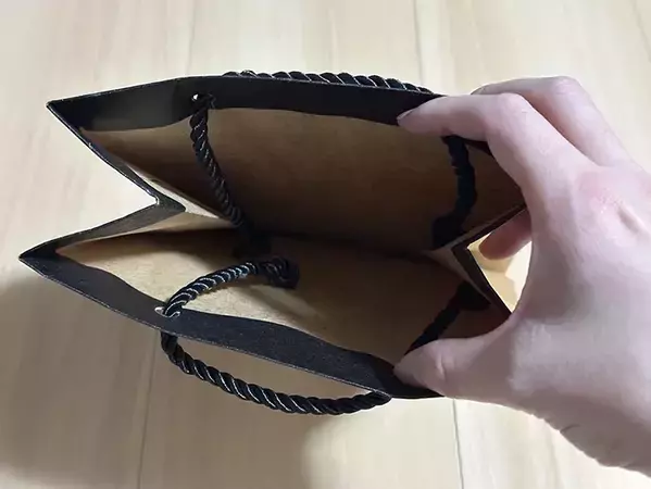 何かとかさばる紙袋　コンパクトに畳む方法に「これは便利」