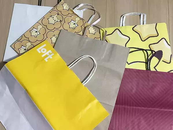 何かとかさばる紙袋　コンパクトに畳む方法に「これは便利」