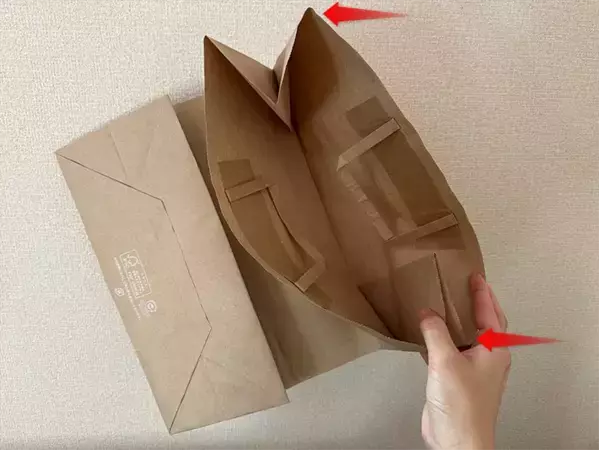 何かとかさばる紙袋　コンパクトに畳む方法に「これは便利」