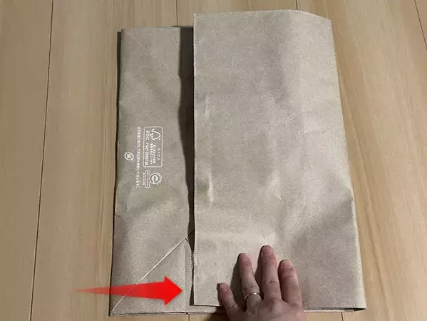 何かとかさばる紙袋　コンパクトに畳む方法に「これは便利」