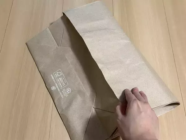 何かとかさばる紙袋　コンパクトに畳む方法に「これは便利」