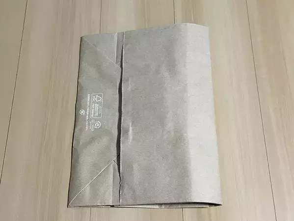 何かとかさばる紙袋　コンパクトに畳む方法に「これは便利」