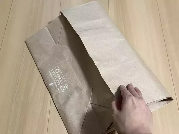 何かとかさばる紙袋　コンパクトに畳む方法に「これは便利」