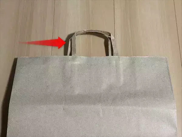 何かとかさばる紙袋　コンパクトに畳む方法に「これは便利」