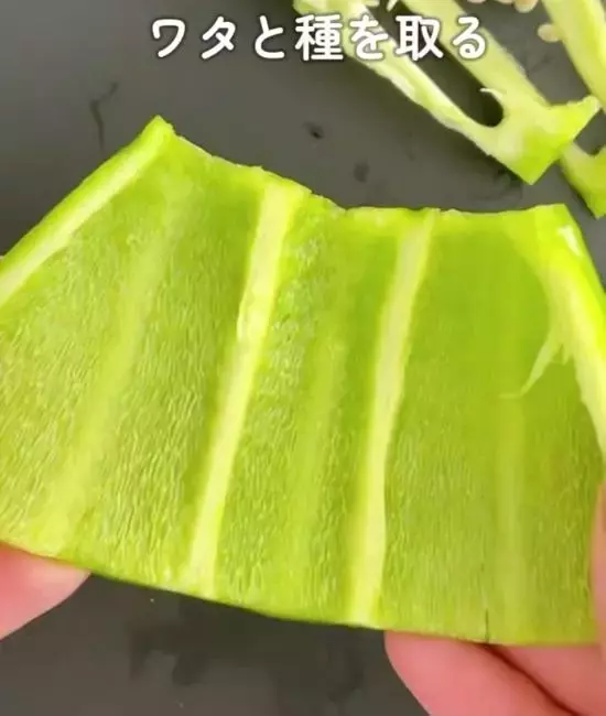 もうピーマンの種が飛び散らない！　切り方の工夫3選に「すごい」「次からコレ」