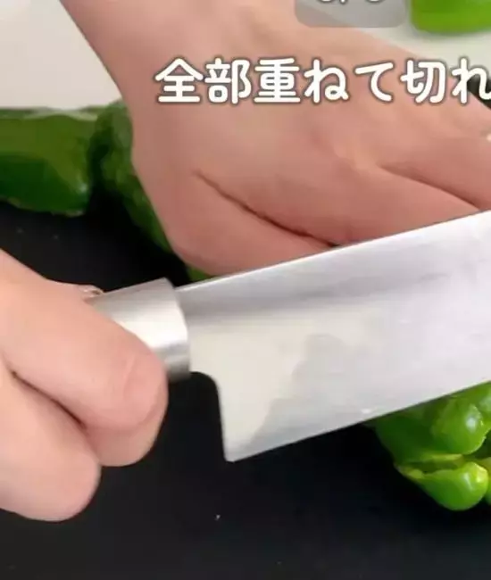 もうピーマンの種が飛び散らない！　切り方の工夫3選に「すごい」「次からコレ」