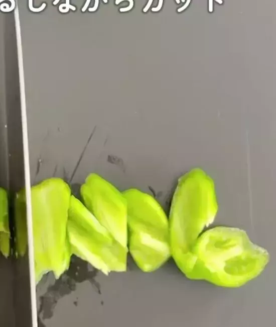 もうピーマンの種が飛び散らない！　切り方の工夫3選に「すごい」「次からコレ」