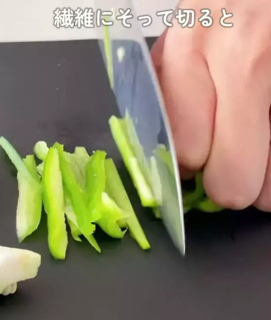 もうピーマンの種が飛び散らない！　切り方の工夫3選に「すごい」「次からコレ」