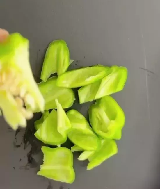 もうピーマンの種が飛び散らない！　切り方の工夫3選に「すごい」「次からコレ」