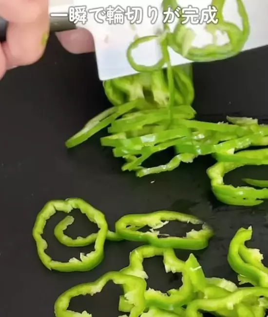 もうピーマンの種が飛び散らない！　切り方の工夫3選に「すごい」「次からコレ」